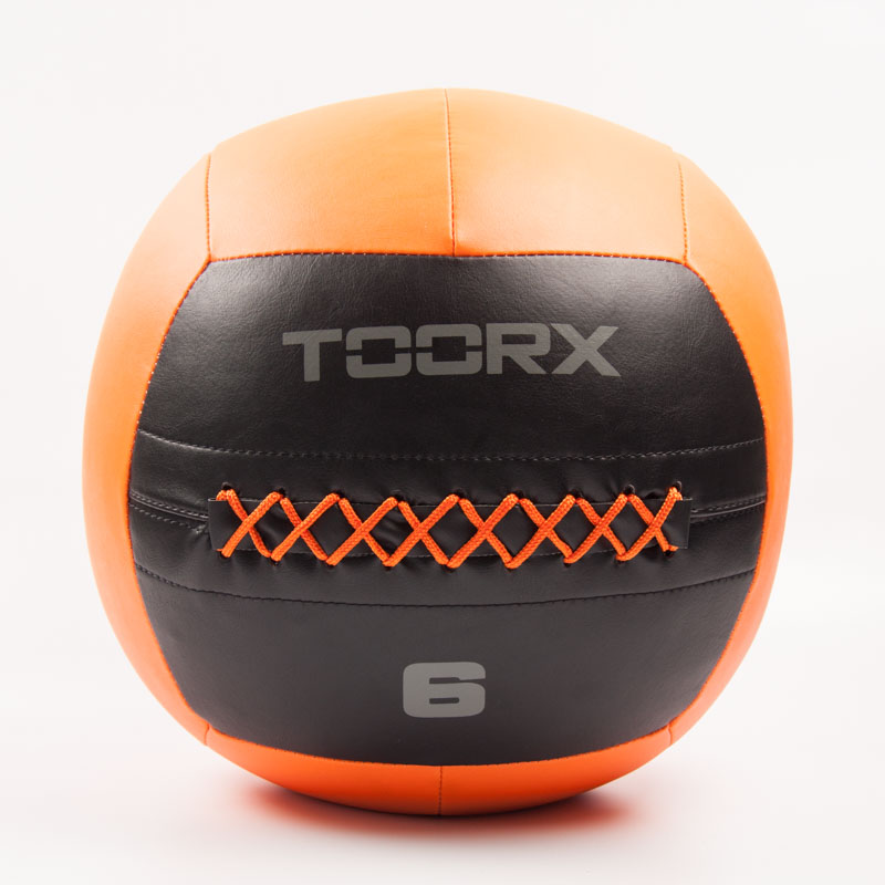 Billede af en orange wall ball på 6 kg fra TOORX
